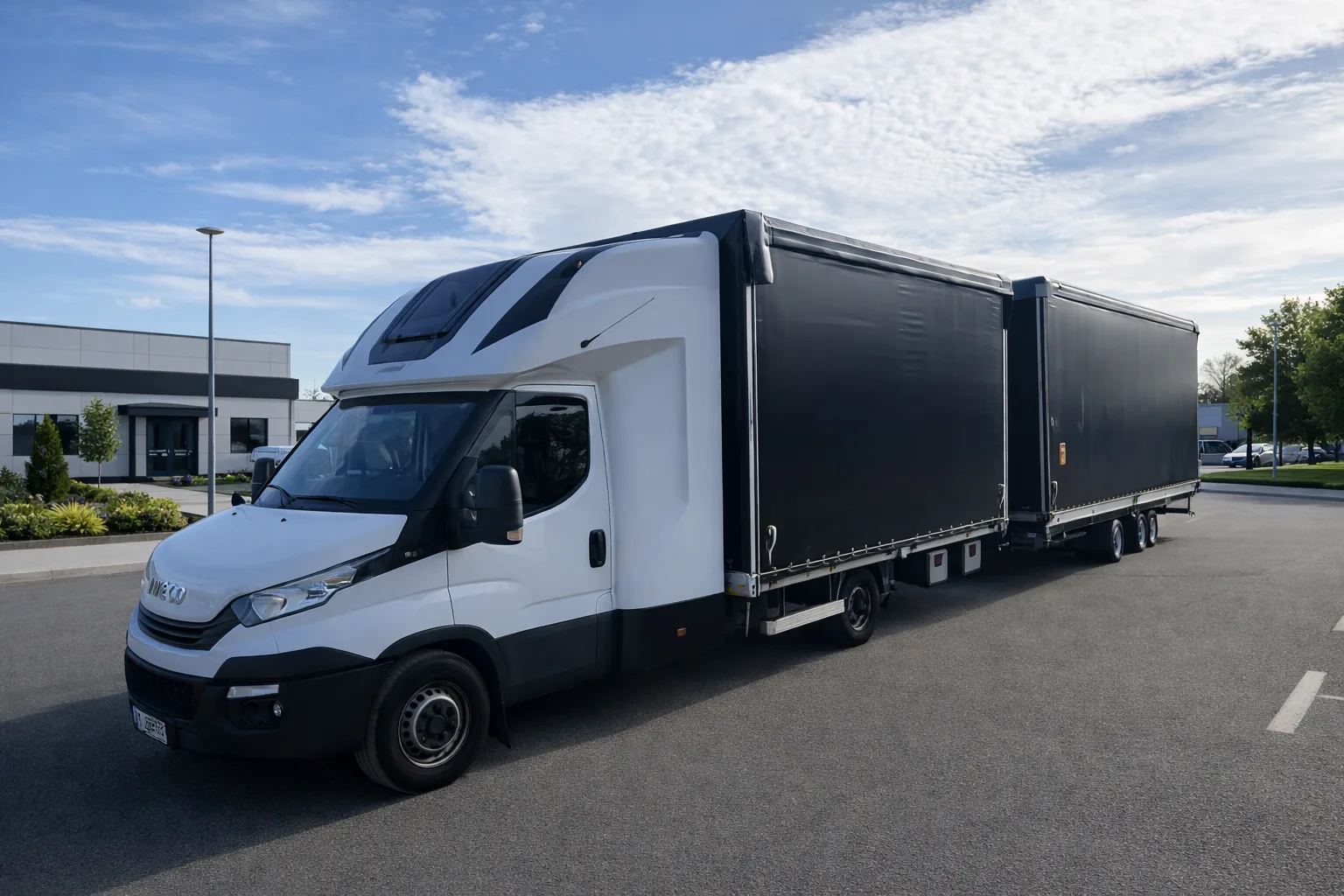 Iveco z przyczepą plandekową